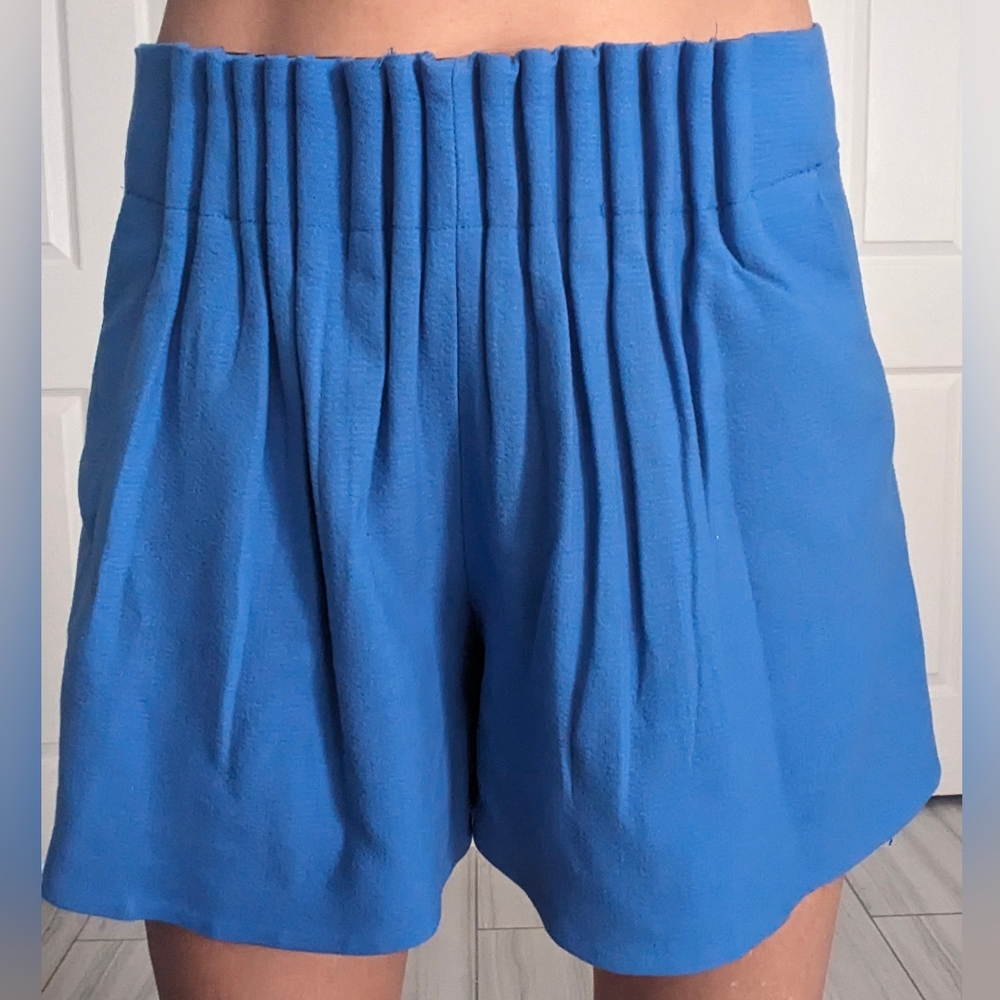 Blue flare Short women, pleaded, elastic band waist, zipper, pockets